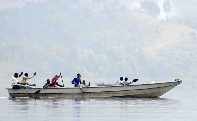 70 - Uganda - lago Bunyonyi - gente trabajando en barca
